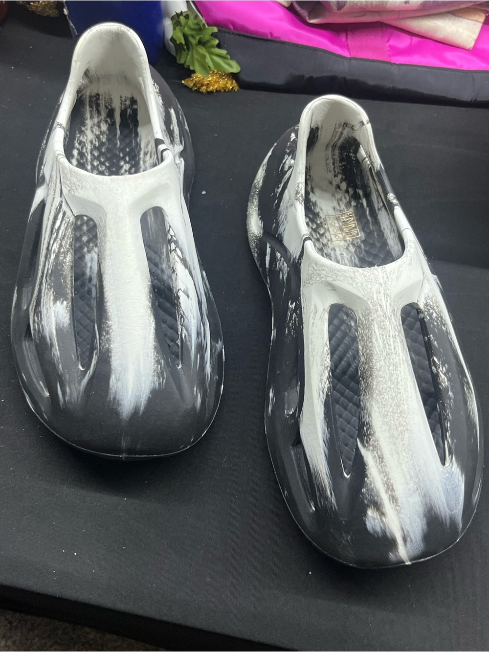 Women’s(8) Men’s (6) Slip-On marbles Sandals Gray/Black/White Breathable Cut-Out